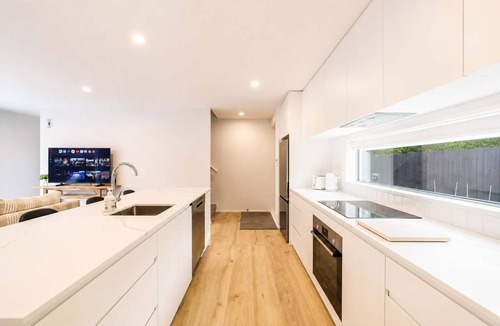 Spreydon Apartment | Two Storey 2BR | Private Patio | Near CBD