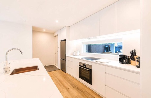 Spreydon Apartment | Two Storey 2BR | Private Patio | Near CBD