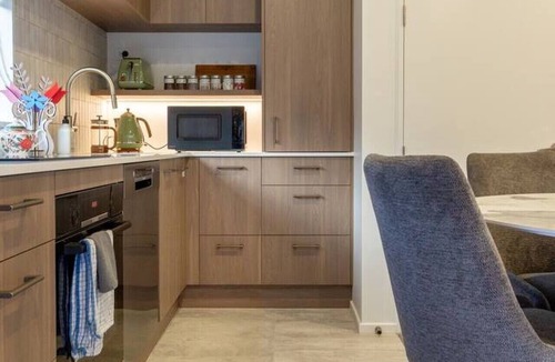 Linwood House | Ultimate City Comfort - Carpark + EV
