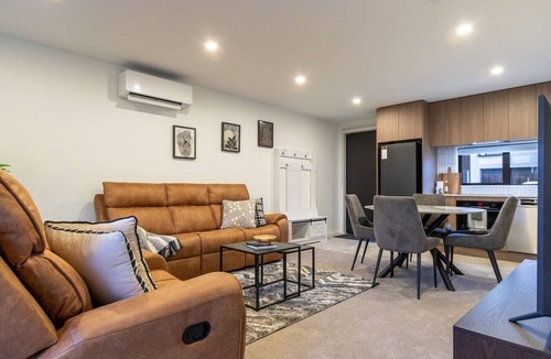 Linwood House | Ultimate City Comfort - Carpark + EV