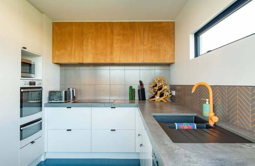 Nelson House | Urban Art House - City Retreat with Spa Pool & Walk to Town