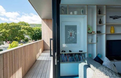 Nelson House | Urban Art House - City Retreat with Spa Pool & Walk to Town