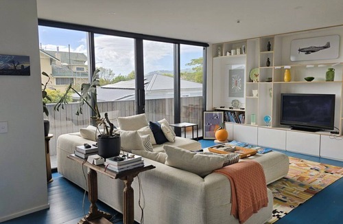 Nelson House | Urban Art House - City Retreat with Spa Pool & Walk to Town