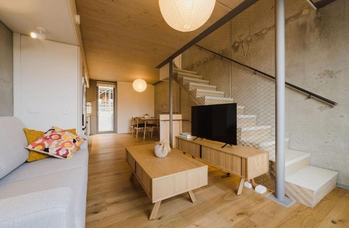 Te Aro Apartment | Urban Chic Townhouse - 2BR Modern Industrial Vibe