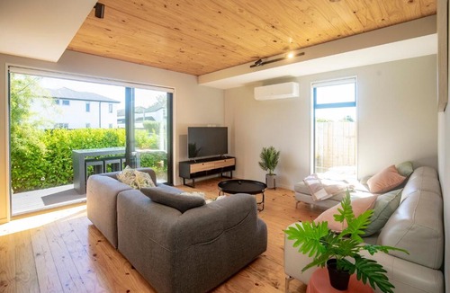 Sherborne Street Apartment | Urban Comfort 3BR with Garage and Close to City Centre