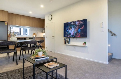 Linwood House | Urban Gated Townhouse - Patio + Parking w/EV