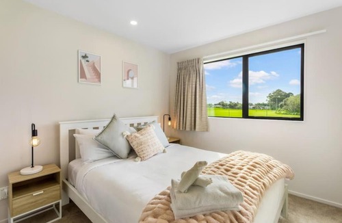 Otahuhu Apartment | Urban Glow Townhouse with parking