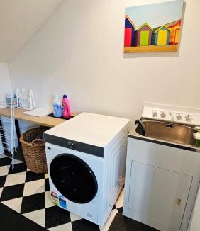 Three Kings House | Urban Retreat 4BR - Private Central Spacious Family-friendly