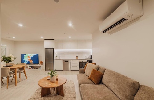 Christchurch City Centre Apartment | Very Central 2BR - Balcony & Full Kitchen