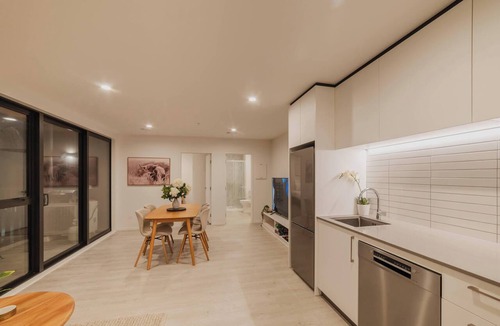 Christchurch City Centre Apartment | Very Central 2BR - Balcony & Full Kitchen