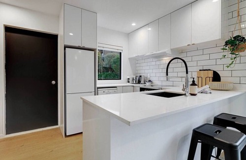 Papatoetoe Villa | Vibrant Family 2BR Townhouse with Air-Con and Deck