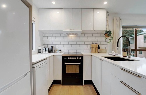 Papatoetoe Villa | Vibrant Family 2BR Townhouse with Air-Con and Deck