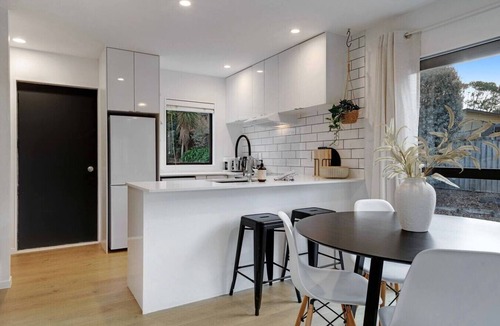 Papatoetoe Villa | Vibrant Family 2BR Townhouse with Air-Con and Deck