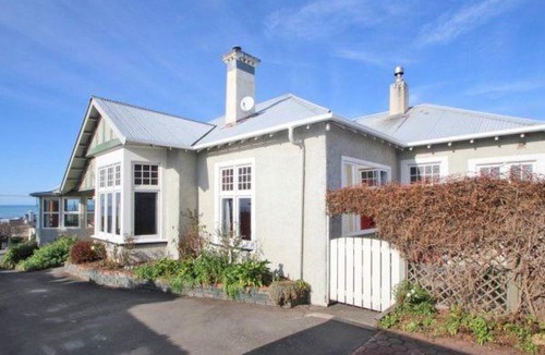 Oamaru Villa | Victorian Villa - 3 Large Bedrooms with Seaviews