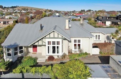 Oamaru Villa | Victorian Villa - 3 Large Bedrooms with Seaviews
