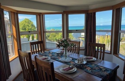 Oamaru Villa | Victorian Villa - 3 Large Bedrooms with Seaviews
