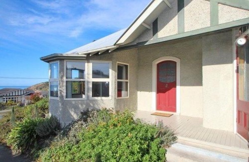 Oamaru Villa | Victorian Villa - 3 Large Bedrooms with Seaviews