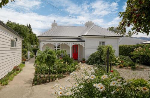 Lowburn House | Victorian Villa - Cromwell Holiday Home