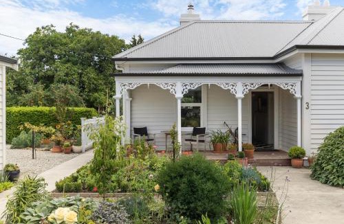 Lowburn House | Victorian Villa - Cromwell Holiday Home