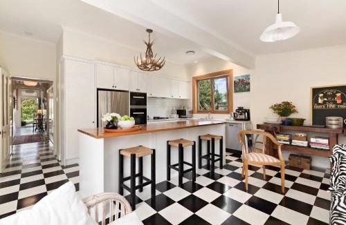 Lowburn House | Victorian Villa - Cromwell Holiday Home