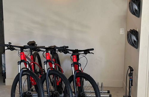 Queenstown Apartment | Villa Alpina: lakefront apartment with private garage, views and free bikes