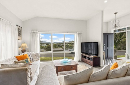 Warkworth House | Villa Vie: Spacious family escape in Warkworth near Matakana
