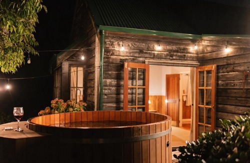 Helensville Hotel | Vineyard Cottages - Kumeu