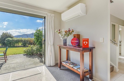 Renwick House | Vineyard View - Blenheim Holiday Home