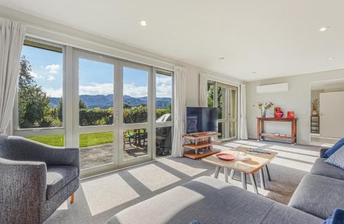 Renwick House | Vineyard View - Blenheim Holiday Home