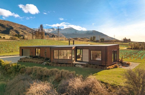 Gibbston Villa | Vineyard Views - 10 Mins Drive to Arrowtown - Sleeps 8