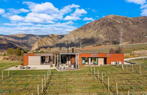 Gibbston Villa | Vineyard Views - 10 Mins Drive to Arrowtown - Sleeps 8