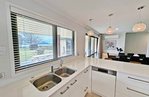 Kawaha Point House | Wai Ata Lakeside Retreat - Holiday Home