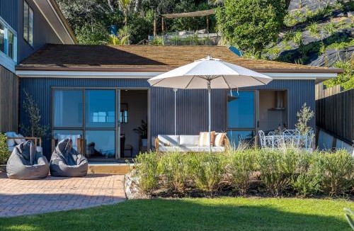 Onetangi Apartment | Waiheke Beachfront Apartment - Coast and Country