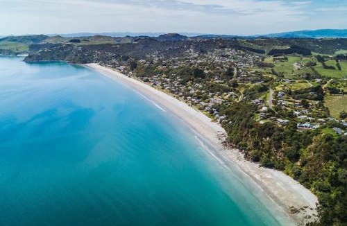 Onetangi Apartment | Waiheke Beachfront Apartment - Coast and Country