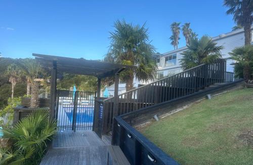 Palm Beach Apartment | Waiheke Island-Palm Breeze 1 Double Bedroom Seaview 95m Apartment, Traveller Award Winner 2026
