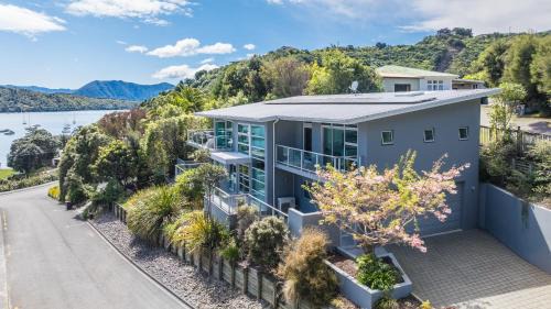 Waikawa Bay House | Waikawa Bay View - Waikawa Holiday Home