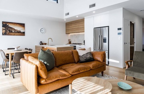 Raglan House | Wainui Place Luxury Townhouse Central
