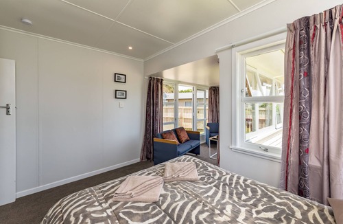Paihia Cabin | Waitangi Beach Bach 30B