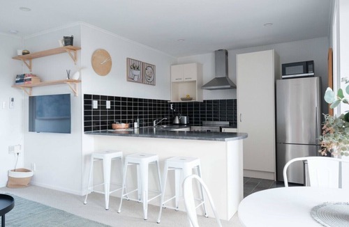 Devonport Apartment | Walk to Beach | Sky Tower & Ocean Sunset Views | ✨Sage & Sea by Homello✨