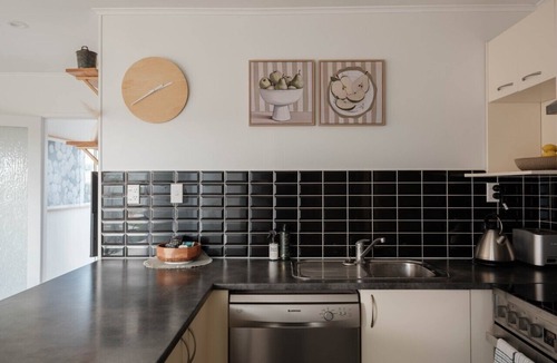Devonport Apartment | Walk to Beach | Sky Tower & Ocean Sunset Views | ✨Sage & Sea by Homello✨