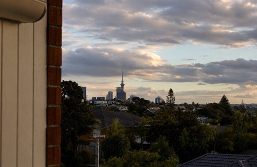 Devonport Apartment | Walk to Beach | Sky Tower & Ocean Sunset Views | ✨Sage & Sea by Homello✨