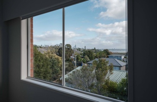 Devonport Apartment | Walk to Beach | Sky Tower & Ocean Sunset Views | ✨Sage & Sea by Homello✨