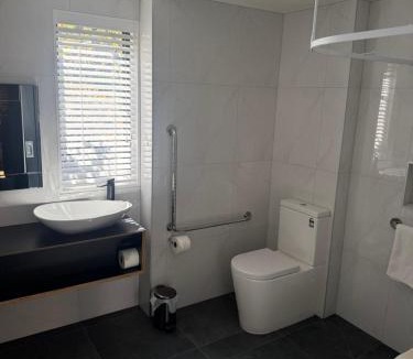 Christchurch City Centre Apartment | Walk to Stadium, large 1bed & Parking