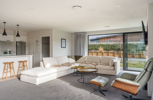 Lake Hawea House | Warm & Cosy | Pool Table | Idyllic Location At Lake Hawea