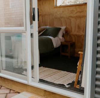 Hamilton Apartment | Warm & Cosy Studio Cabin
