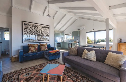 Onetangi Cottage | Warm & wecloming three-bedroom, two-bathroom holiday home with sea views.
