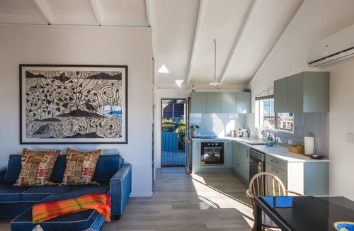 Onetangi Cottage | Warm & wecloming three-bedroom, two-bathroom holiday home with sea views.