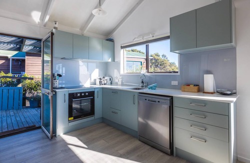 Onetangi Cottage | Warm & wecloming three-bedroom, two-bathroom holiday home with sea views.
