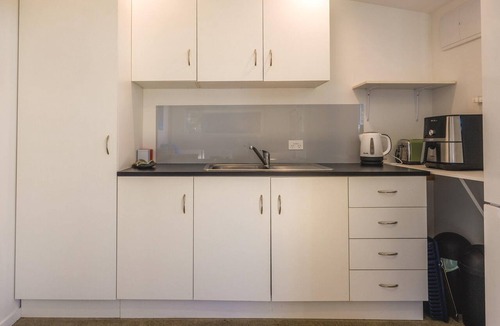 Onetangi Cottage | Warm & wecloming three-bedroom, two-bathroom holiday home with sea views.