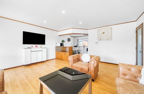 Manurewa House | Warmth and the spacious 2 double bedroom